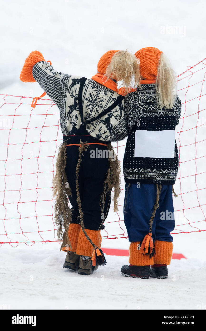 Dos niños en traje en la Copa del Mundo de Esquí, Noruega Foto de stock