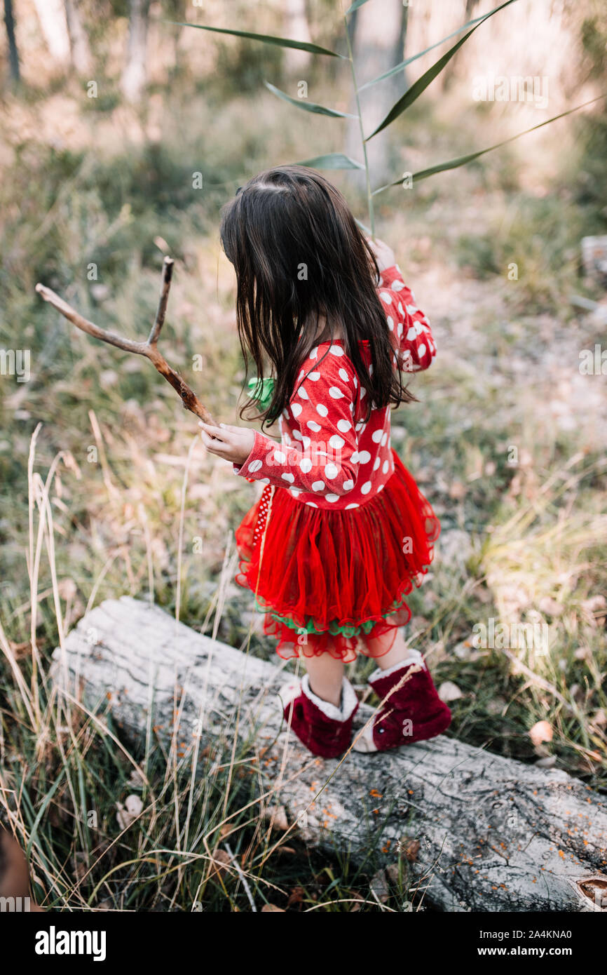 Niños disfrazados de Navidad en el bosque con sus familias. Foto de stock