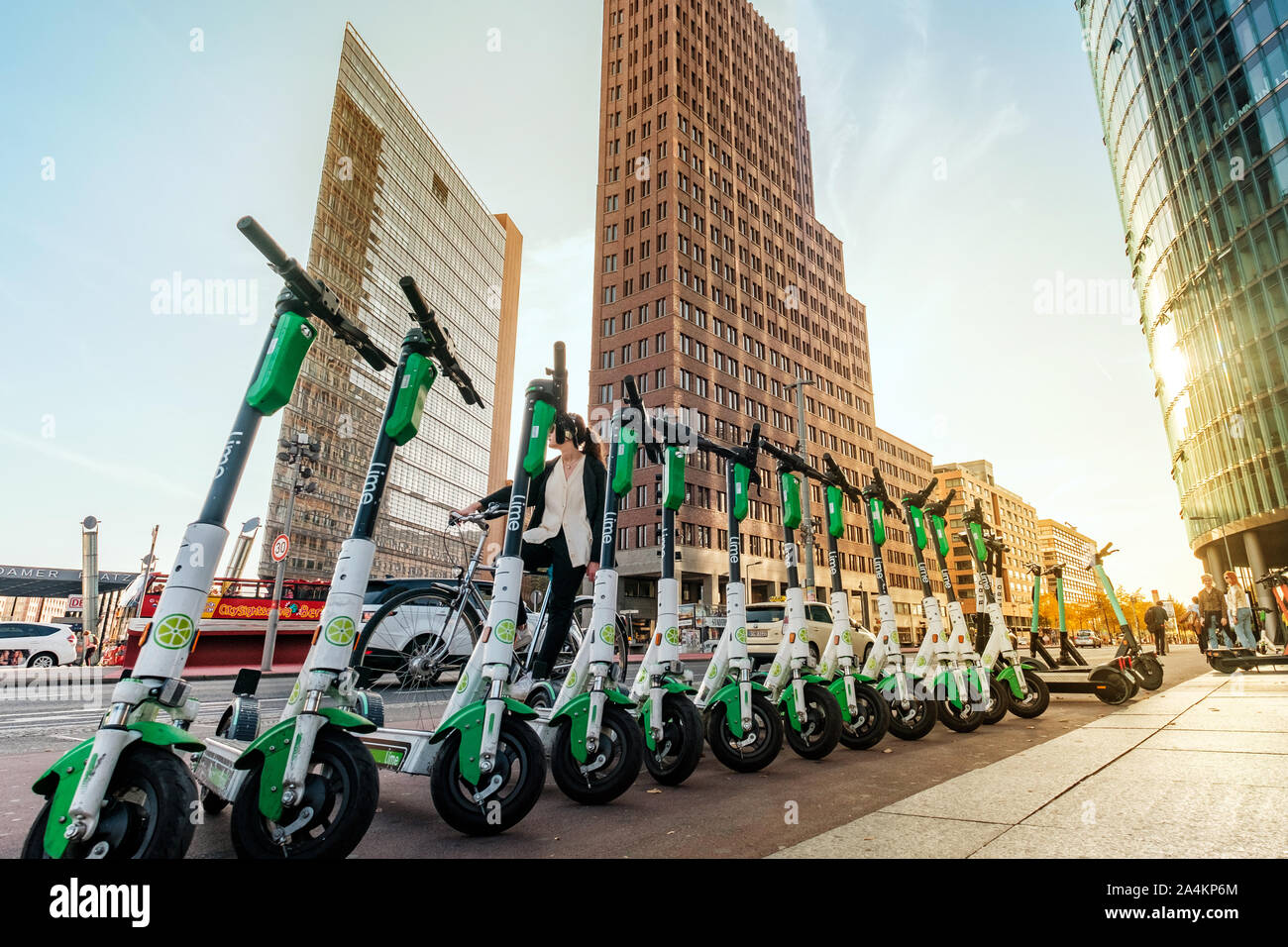 Línea de scooters eléctricos fotografías e imágenes de alta resolución