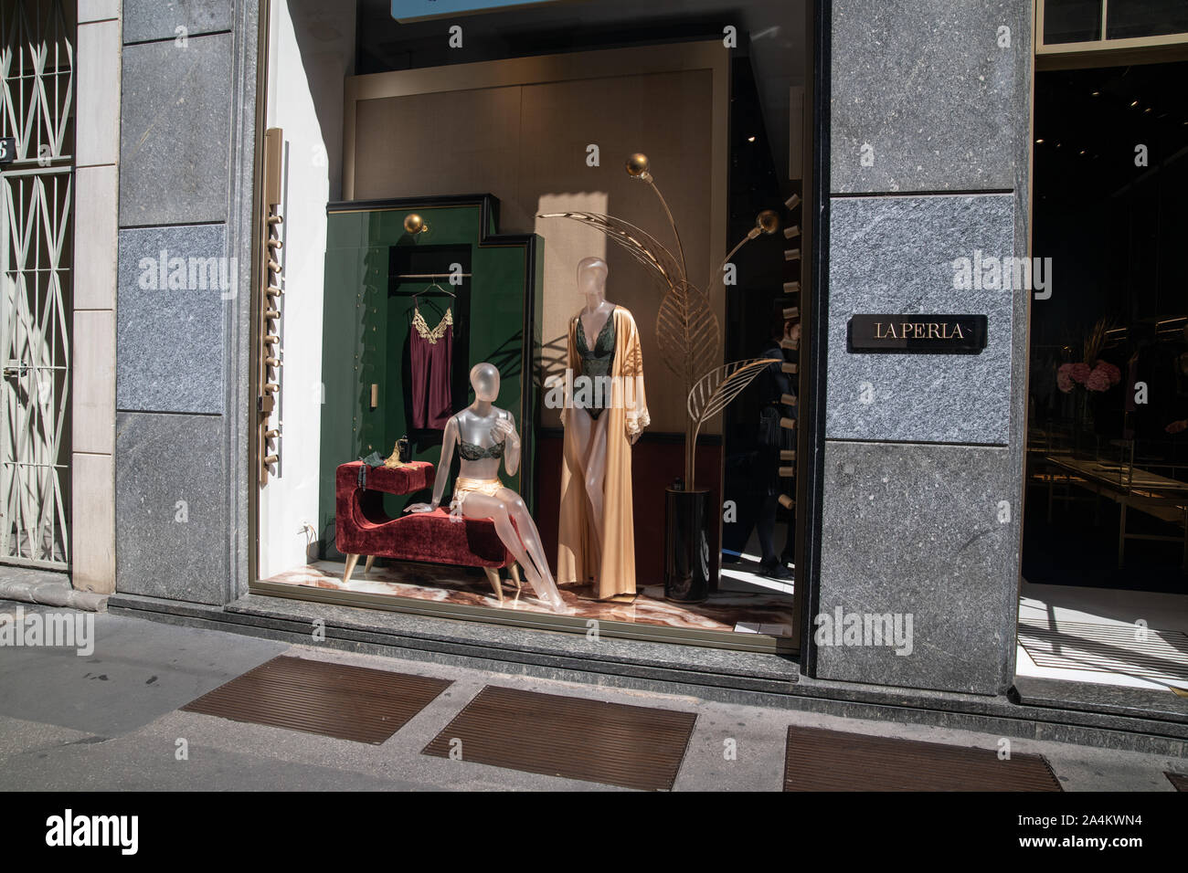 Milán, Italia - 21 de septiembre de 2019: La Perla tienda en Milán.  Montenapoleone zona. La Semana de la moda de compras Fotografía de stock -  Alamy