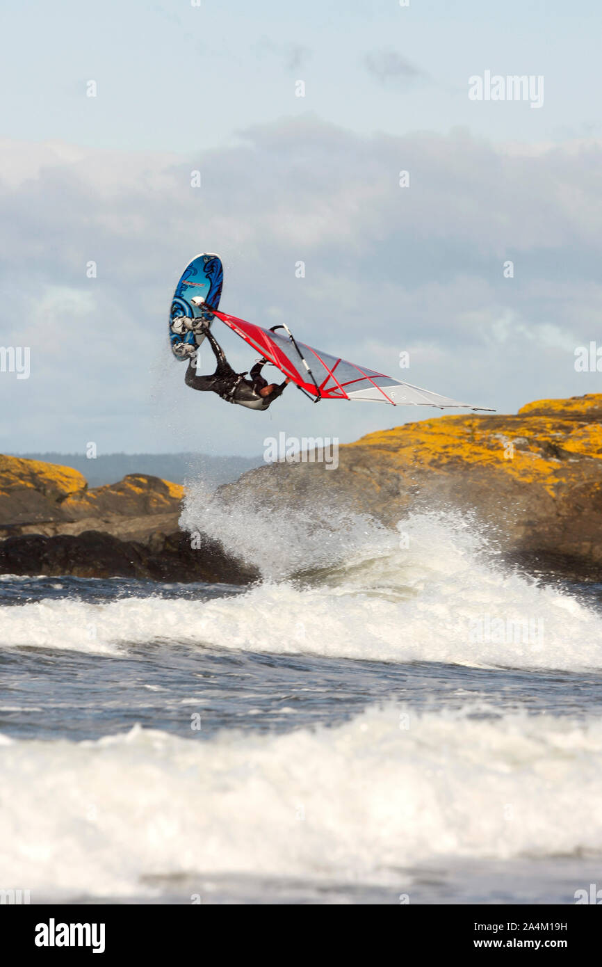 Windsurf - SALTO - el rocío del mar Foto de stock