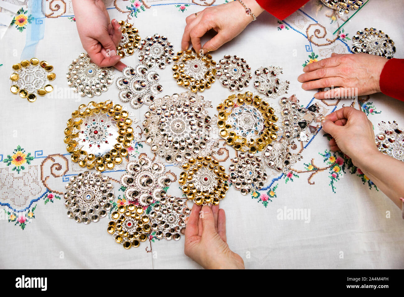 Afiligranado (plata) broches para una boda. Bordados. Laplander trajes tradicionales. Los lapones Laplander Lapp / / / / / Lapplanders Laplanders Lapplander Foto de stock