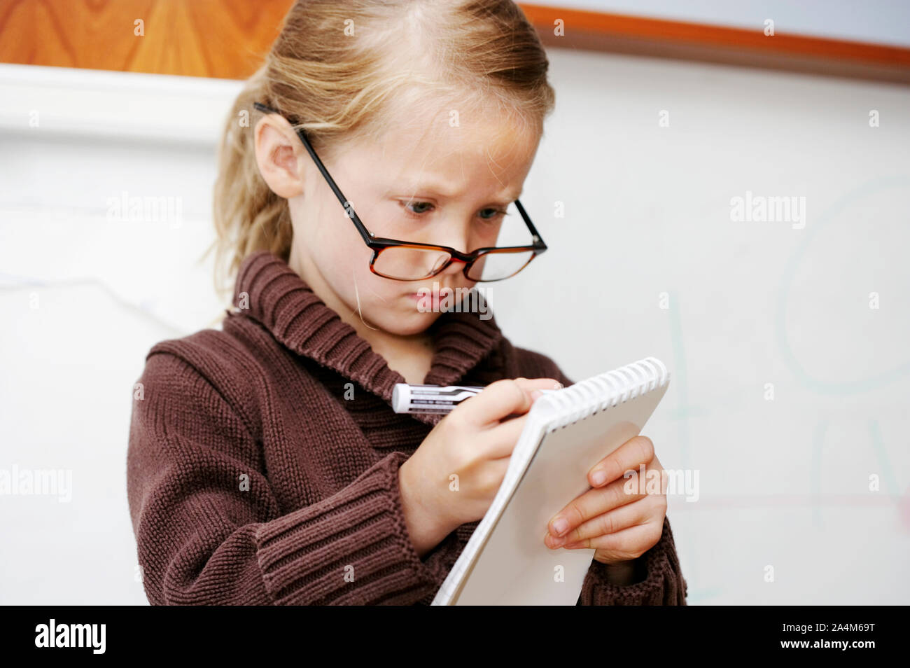 Chica tomando notas - periodista - concentración - jugar crecido Foto de stock