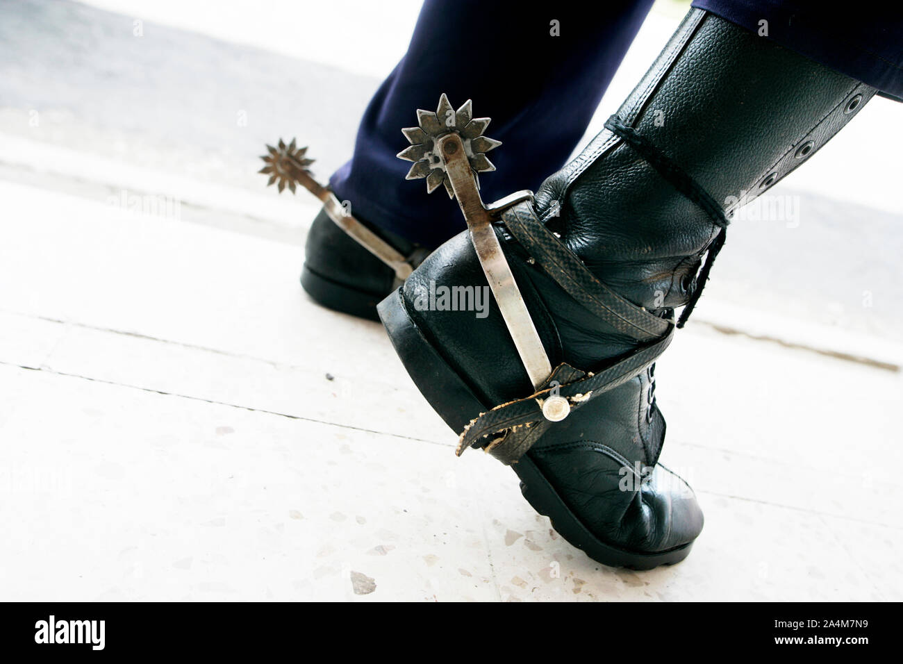 Alta botas negras con espuelas - cowboy Fotografía de stock - Alamy