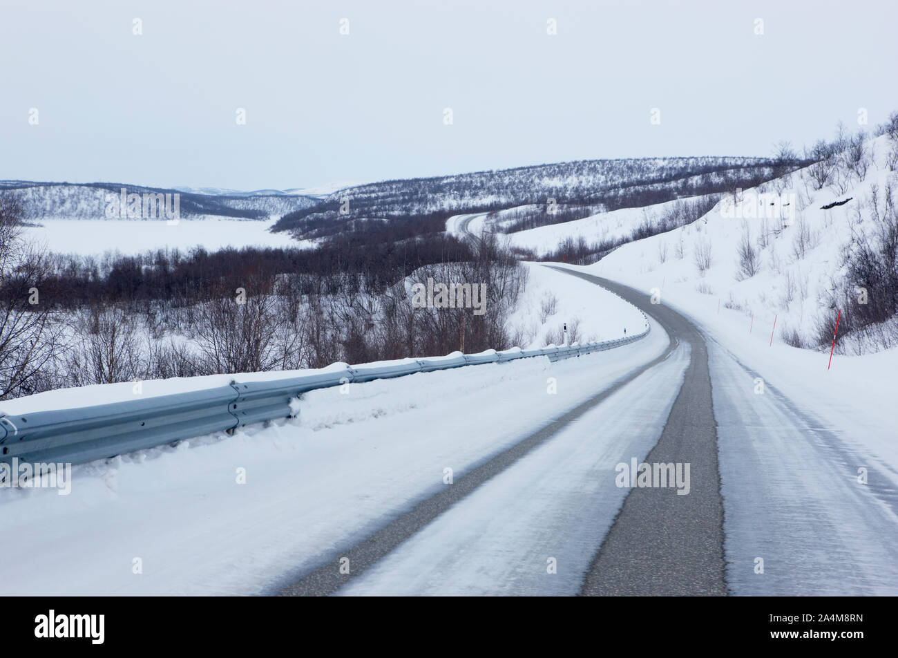 Icy country road. Finnmarksvidda la meseta de la montaña. Foto de stock