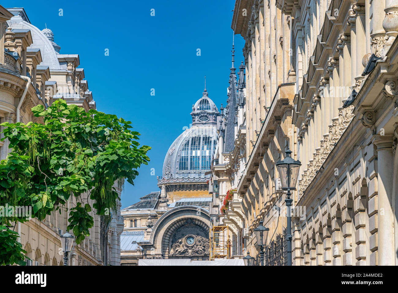 Palacio de la construcción de depósitos y consignaciones en Bucarest, Rumania. Palacio de la CCA en un día soleado de verano con un cielo azul en Bucarest, Rumania. Foto de stock