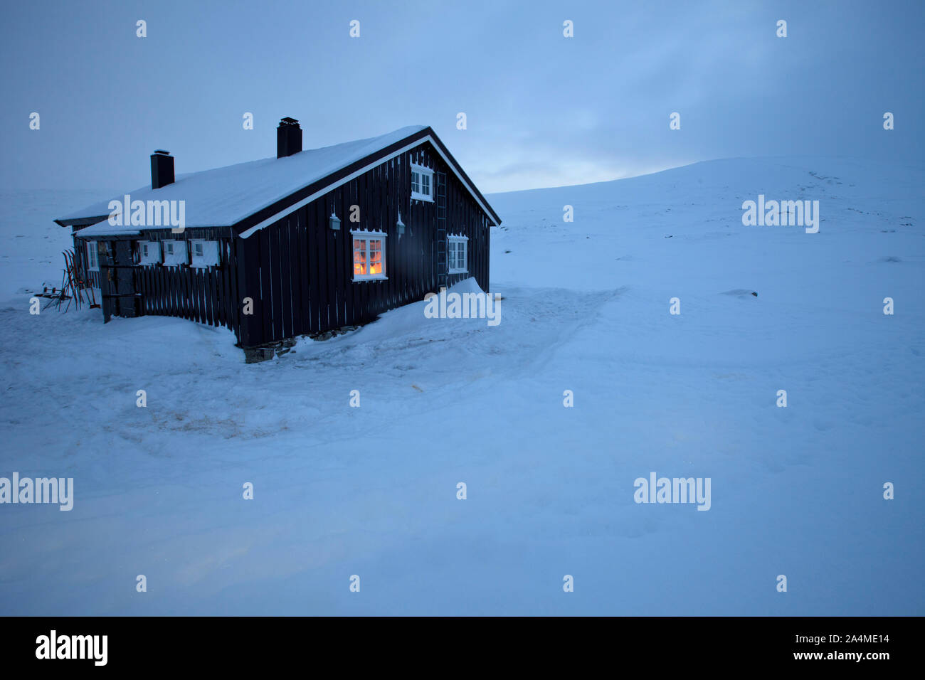 Una casa en el invierno, Noruega, Escandinavia Foto de stock
