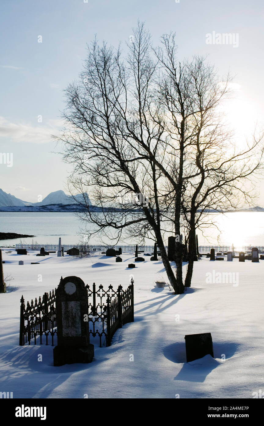 Cementerio de Bøvaer, Berg en la isla de Senja, en el norte de Noruega (Nord-Norge). Foto de stock