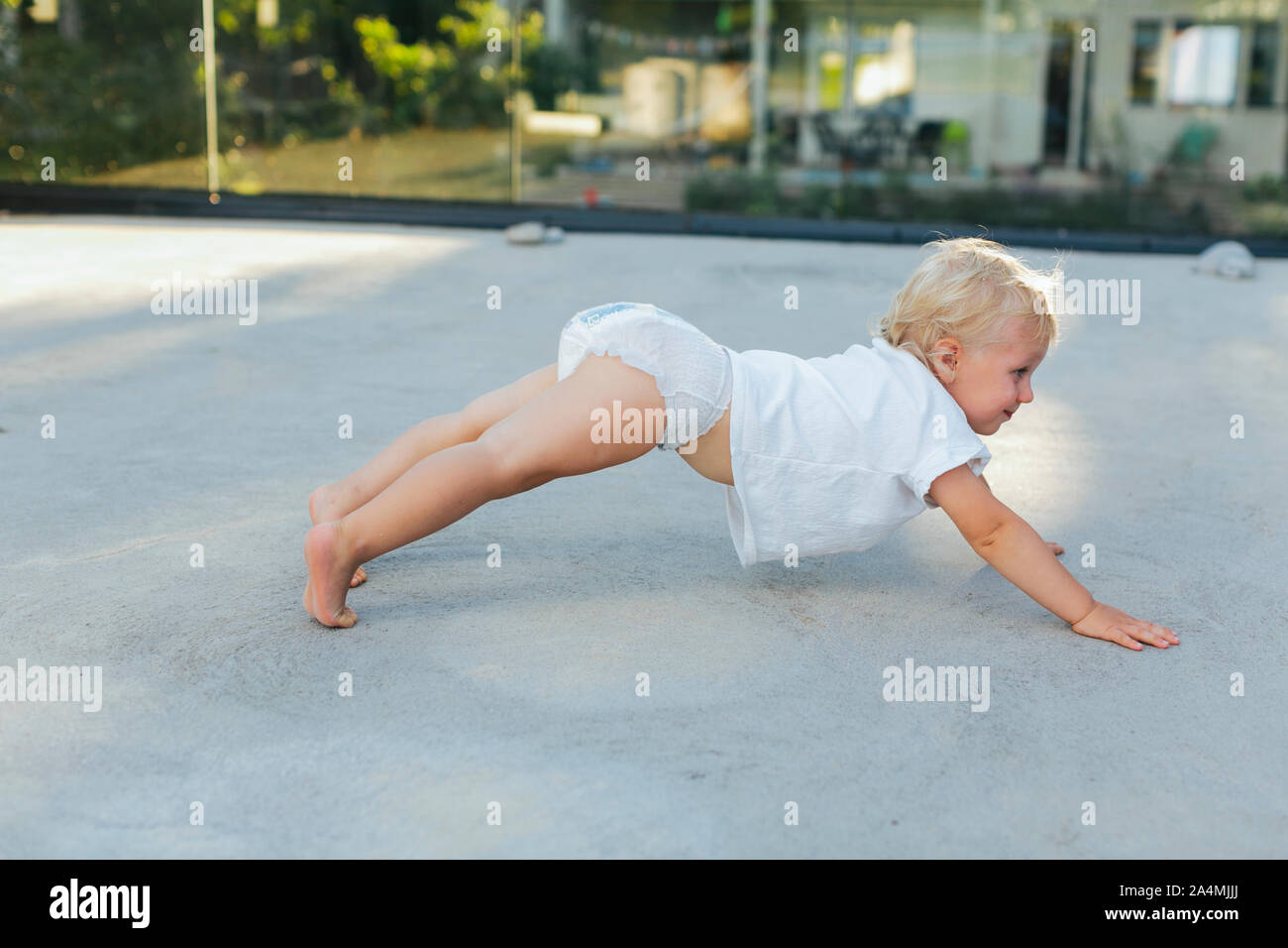 Niño haciendo flexiones Foto de stock