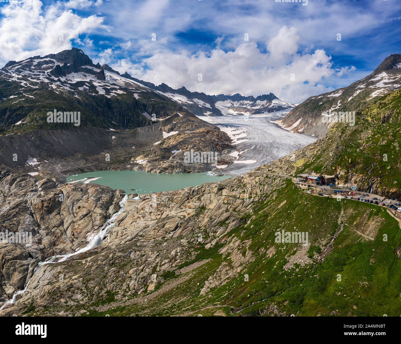 Vista aérea de la fusión glaciar del Ródano y el lago glaciar de los Alpes suizos Foto de stock