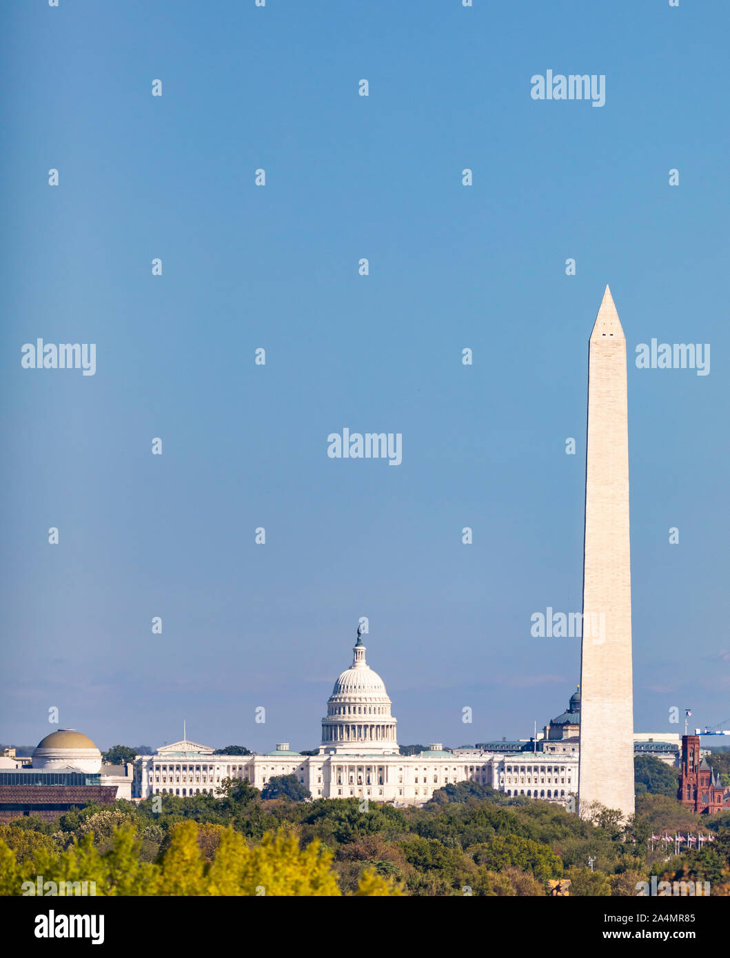 WASHINGTON, DC, EE.UU. - El edificio del Capitolio de EE.UU., a la izquierda, y el Monumento a Washington. Foto de stock