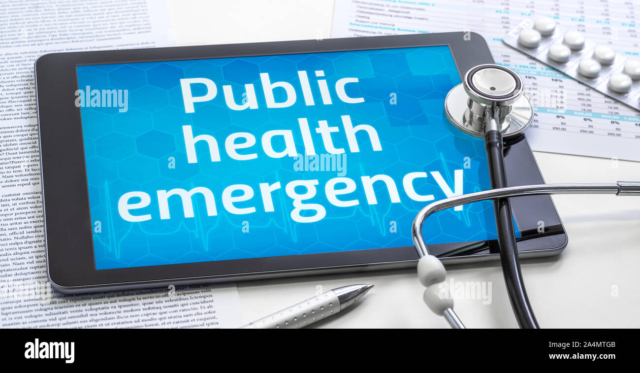 La palabra "emergencia de salud pública en la pantalla de tablet Foto de stock