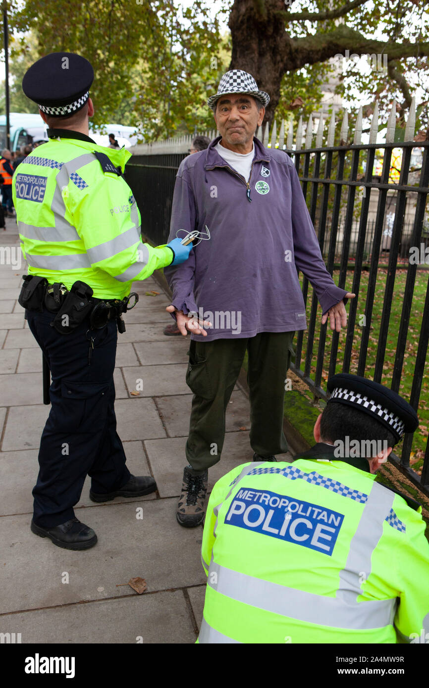 La policía hizo detenciones masivas como Rebelión de extinción activistas desafió una prohibición amplia de Londres sobre protestas públicas esta mañana para cerrar el Millbank fuera de las oficinas del MI5. Protestaban por la falta de seguridad alimentaria es posible si el cambio climático no se evitó, se aparcaron una caravana en la carretera y organizaron una sentada en medio de cantos y picnics. Foto de stock