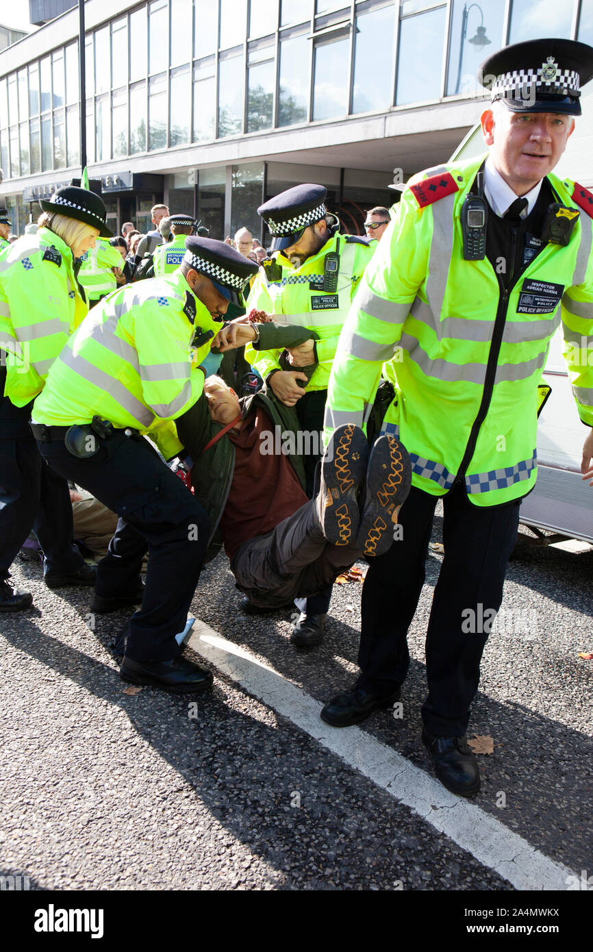 La policía hizo detenciones masivas como Rebelión de extinción activistas desafió una prohibición amplia de Londres sobre protestas públicas esta mañana para cerrar el Millbank fuera de las oficinas del MI5. Protestaban por la falta de seguridad alimentaria es posible si el cambio climático no se evitó, se aparcaron una caravana en la carretera y organizaron una sentada en medio de cantos y picnics. Foto de stock