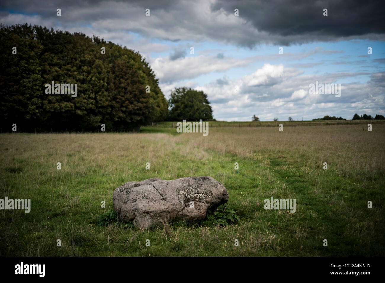 El cuco, una piedra caído neolítico o Edad de Bronce piedra permanente cerca de Woodhenge, Wiltshire, UK Foto de stock