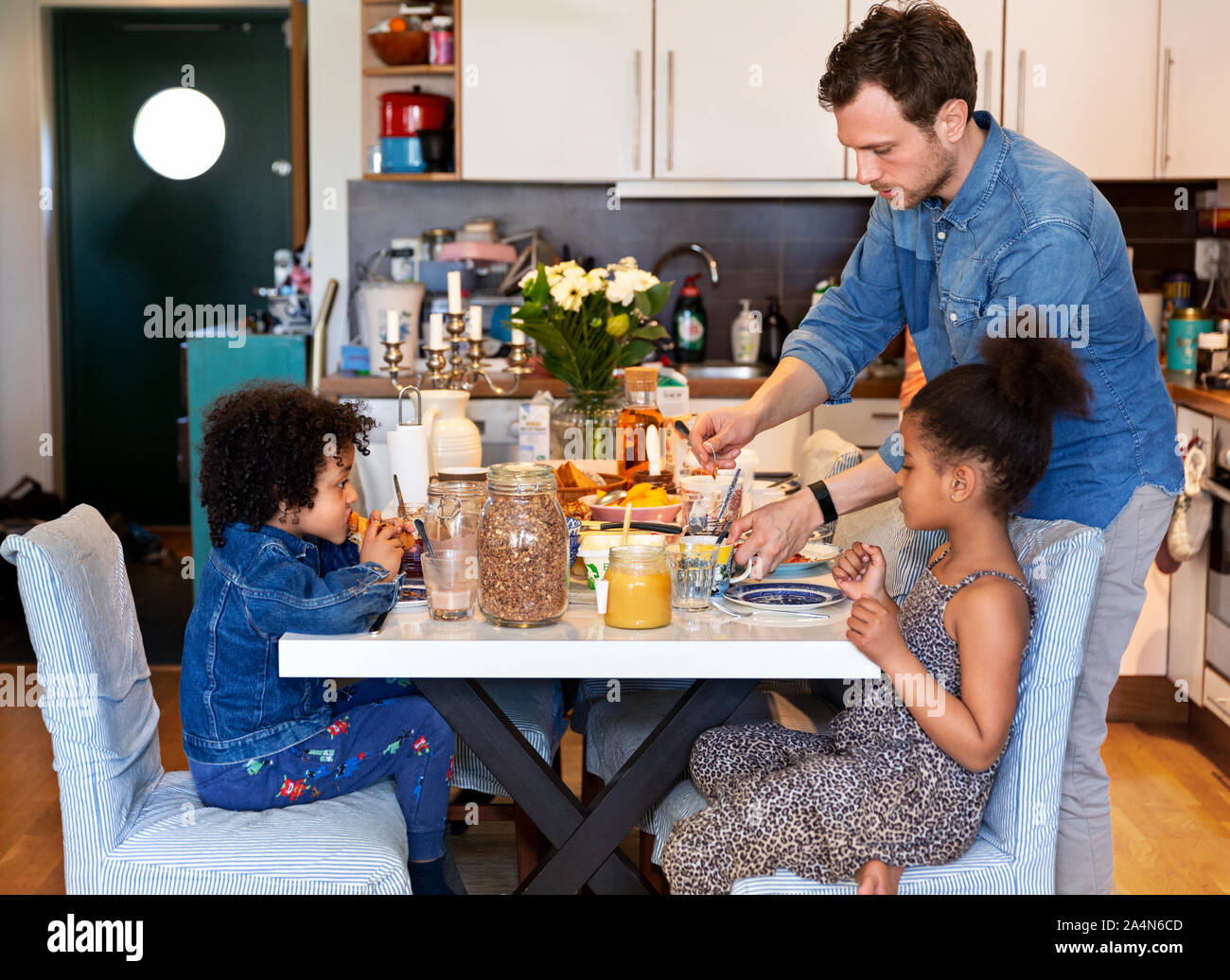 Familia en la mesa Foto de stock