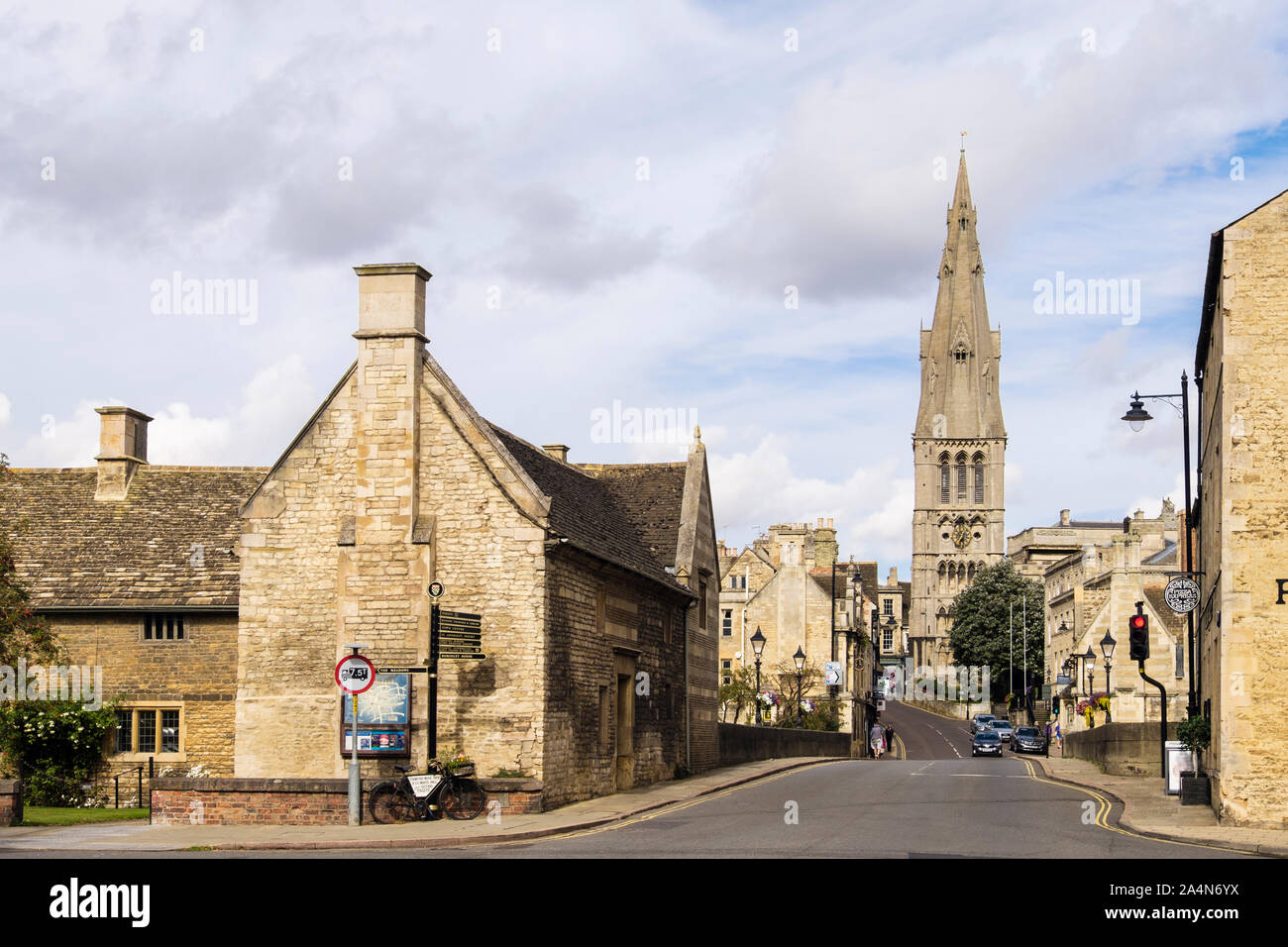 Vista a lo largo de una calle bordeada de viejos edificios de piedra caliza a la iglesia de Santa María y el puente sobre el río Welland. Stamford, Lincolnshire, Inglaterra, Reino Unido, Gran Bretaña Foto de stock