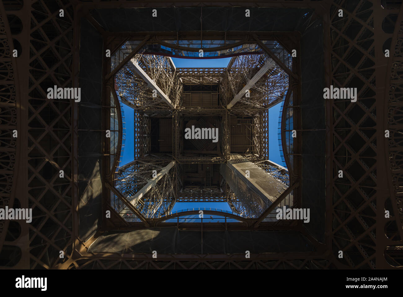 Una foto de la Torre Eiffel tomadas de debajo (París). Foto de stock