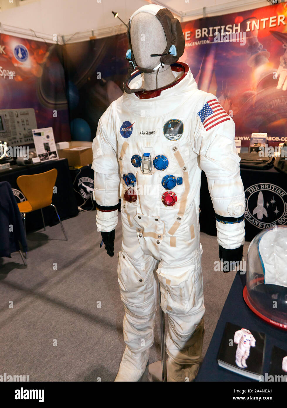 Una réplica de Niel Armstrong usó traje espacial sobre el aterrizaje en la Luna la misión Apolo 11, muestra en el stand de la sociedad interplanetaria británica, en New Scientist Live 2019 Foto de stock