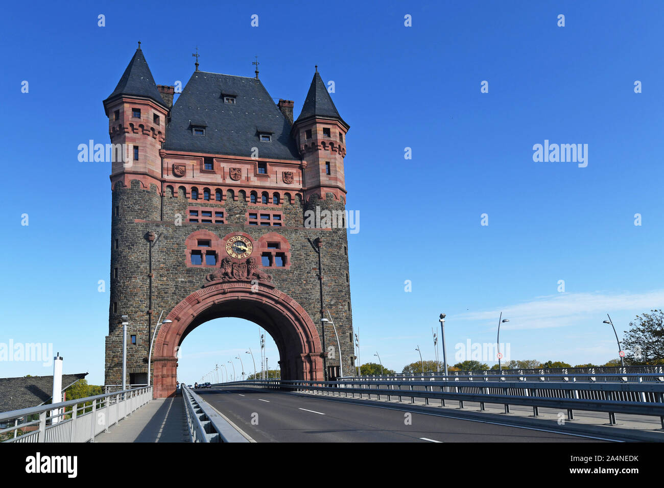 Monumento cultural histórico hito de la torre llamada "Nibelungenbrücke' o 'Nibelungentor' en el puente en la ciudad de Worms en Alemania Foto de stock