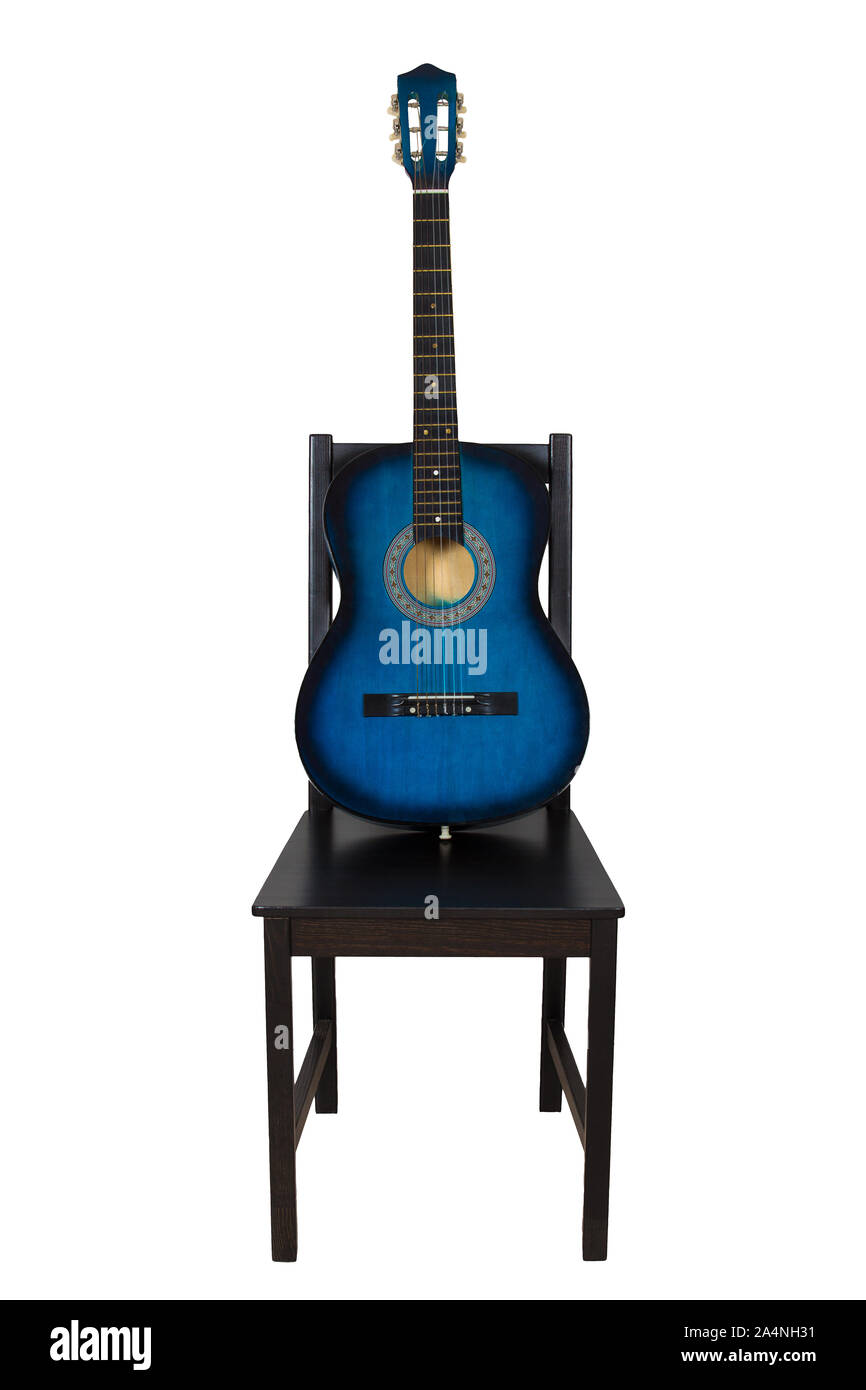 Guitarra acústica azul sobre una silla de madera negra aislado sobre fondo blanco. Instrumento musical de moda para tocar buena música. Concepto inspirador. Foto de stock