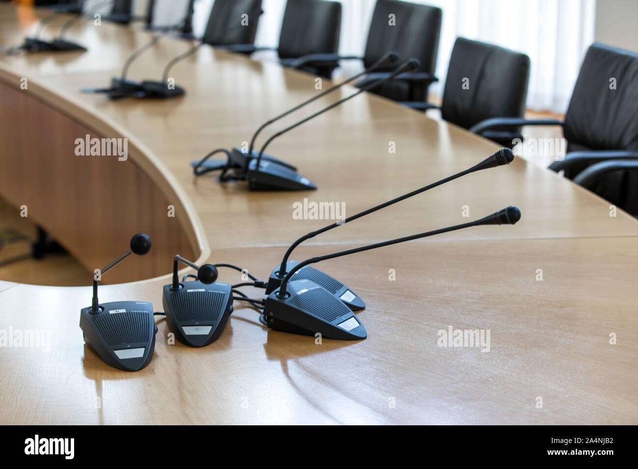 La tecnología de conferencia, micrófonos en una mesa de conferencias, una sala de conferencias, Foto de stock