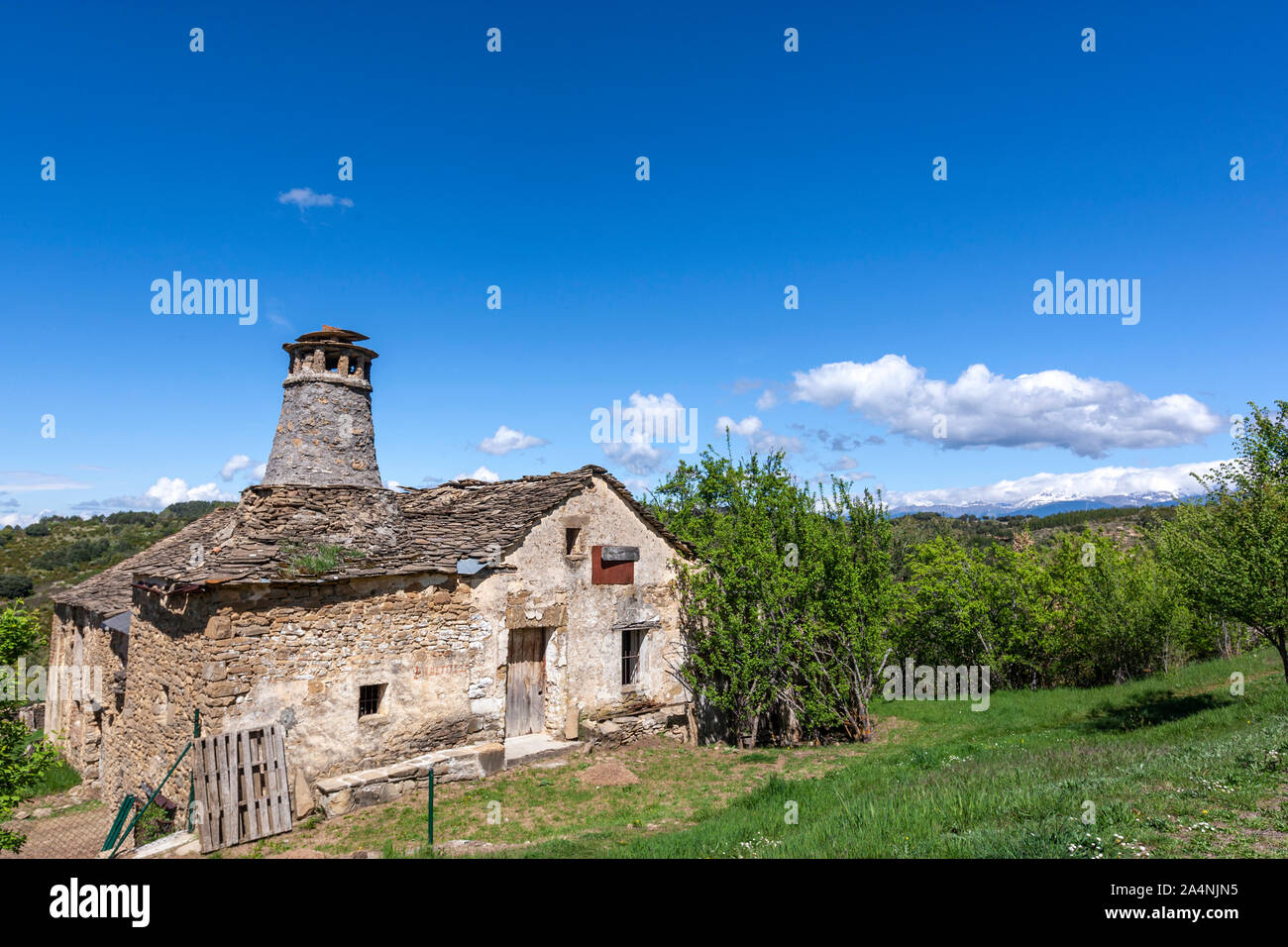 Rural Finca casa de piedra con chimenea y techo de pizarra cerca de Jaca,  Aragón, España Fotografía de stock - Alamy