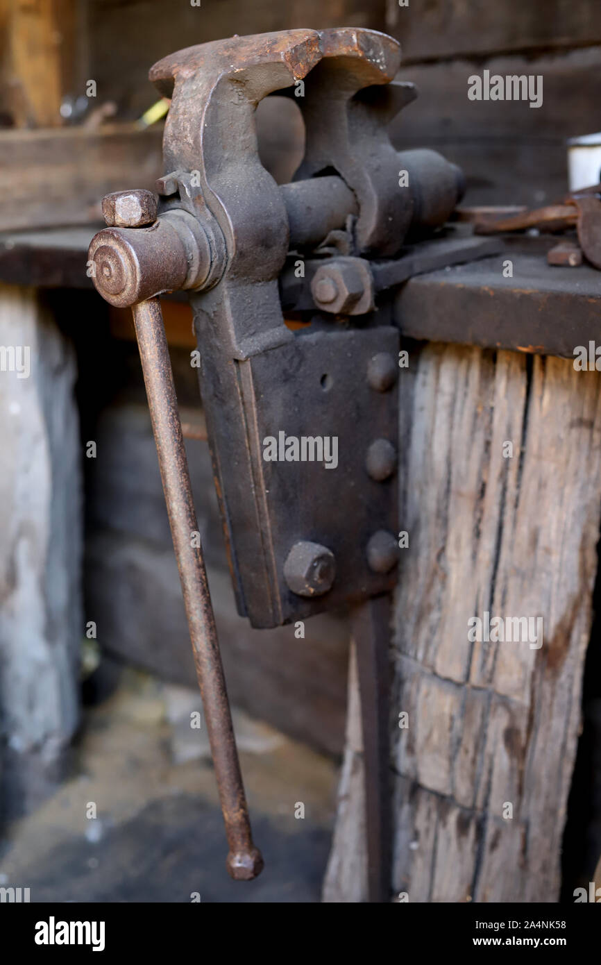 Tornillo de banco del viejo herrero Fotografía de stock - Alamy