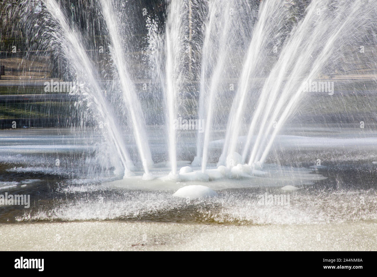 Fountain, una fuente de agua, invierno, parcialmente el agua congelada en las temperaturas menos, Foto de stock