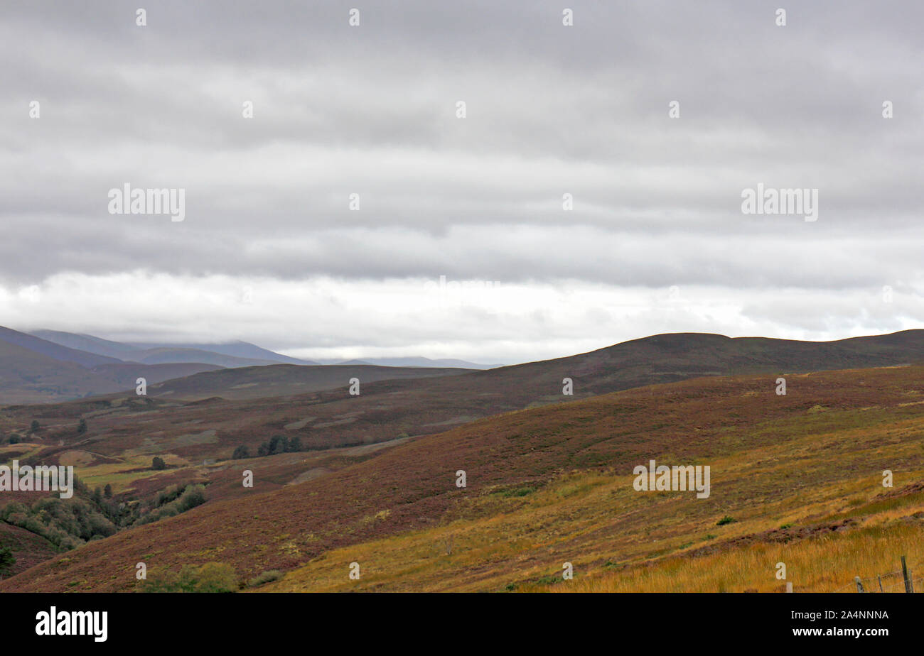 Un paisaje de montaña de la A939, carretera militar cerca de Puente Viejo de Brown en la frontera entre Highland y Moray, Escocia, Reino Unido, Europa. Foto de stock