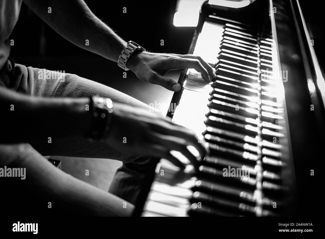Un hombre reproducir música en un piano Foto de stock