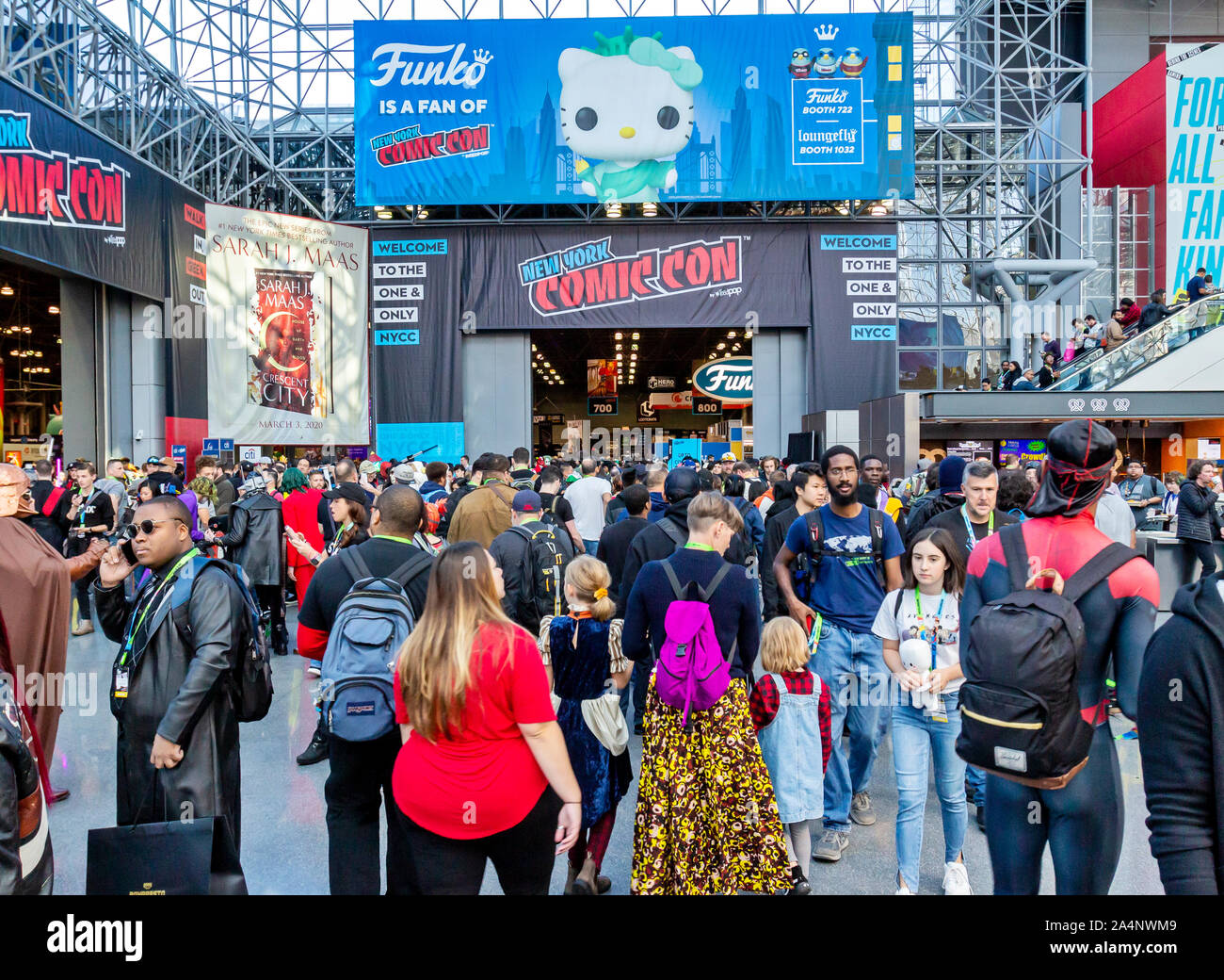 Los visitantes y los aficionados asistir a la New York Comic Con Comic Book, el cine y la Convención. Foto de stock