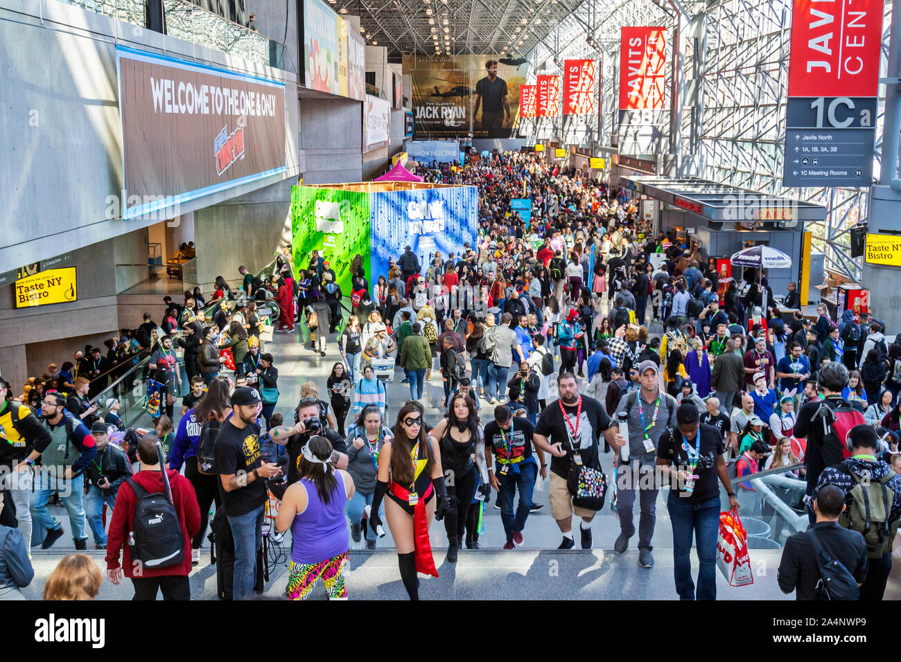 Los visitantes y los aficionados asistir a la New York Comic Con Comic Book, el cine y la Convención. Foto de stock