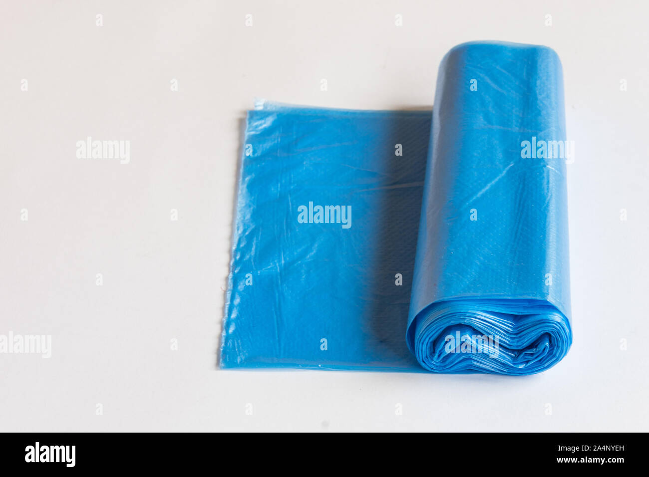 Rollo de bolsa de basura de plástico sobre un fondo blanco. Los residuos  bolsa azul para el trabajo doméstico Fotografía de stock - Alamy
