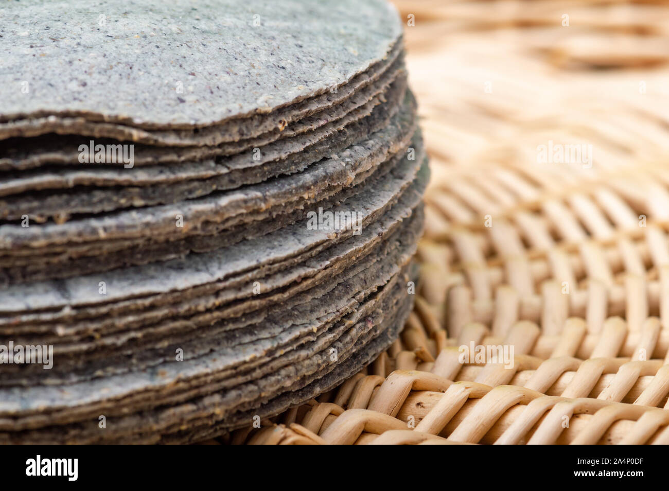 Las tortillas de maíz azul, apilados, comida Mexicana Fotografía de
