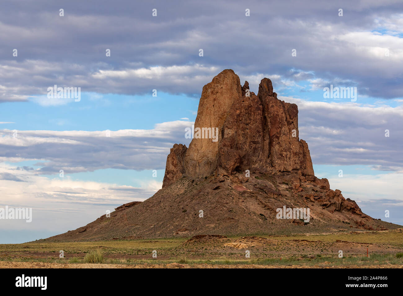 Paisaje escénico de Nuevo México con una formación volcánica de roca de tapón en el desierto Foto de stock