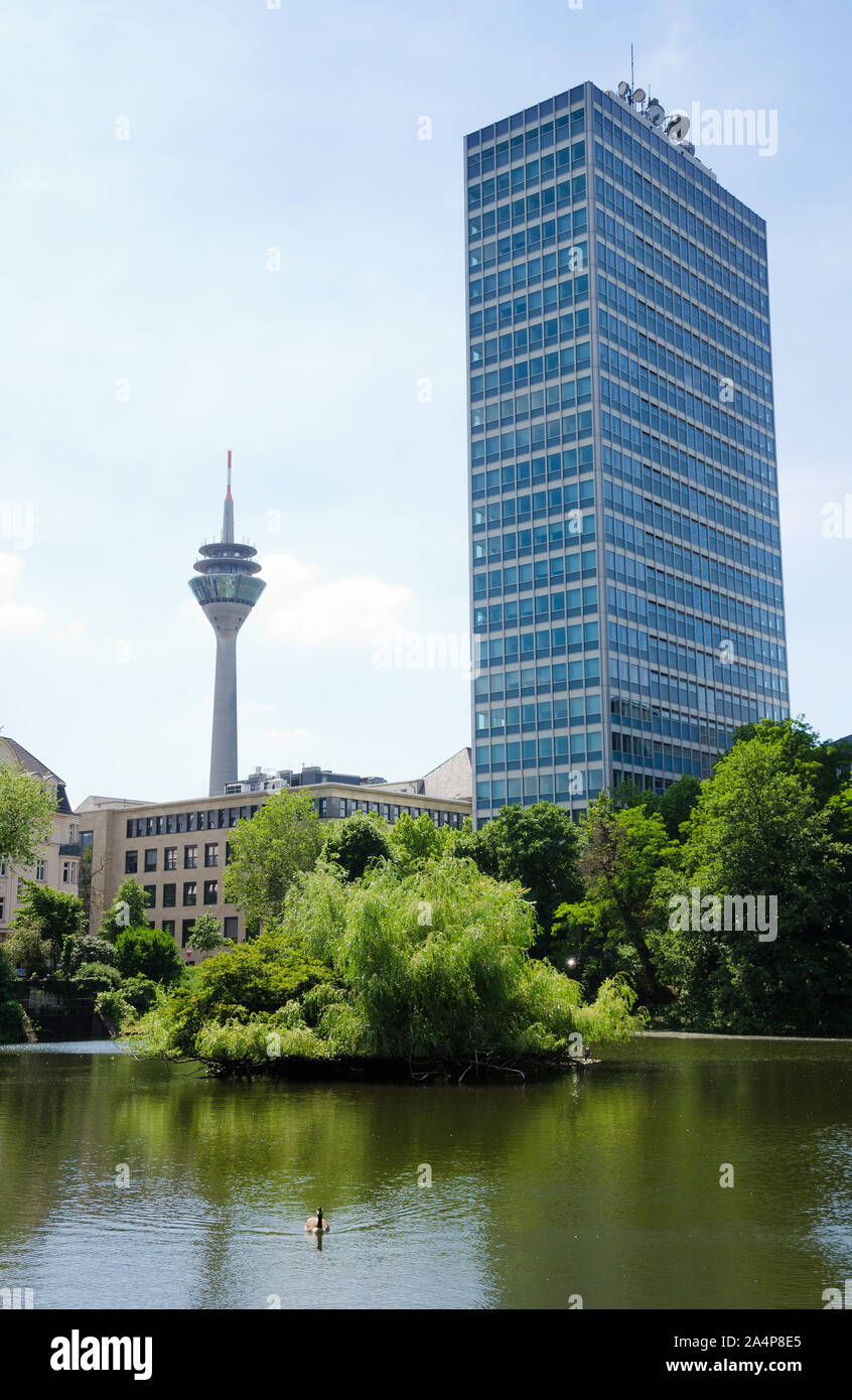 DUSSELDORF, Alemania. El 31 de mayo de 2019. Una vista de la torre alberga las oficinas del gobierno, del Ministerio de Economía, la innovación, la digitalización y ener Foto de stock