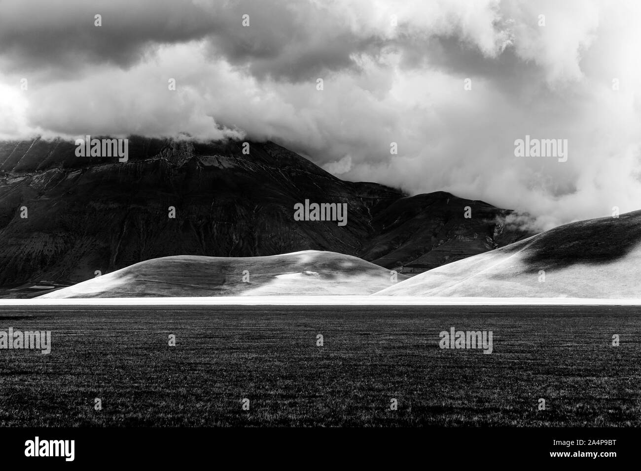 Colinas iluminadas por la luz del sol que pasa a través de las nubes - Panorama de Italia Foto de stock