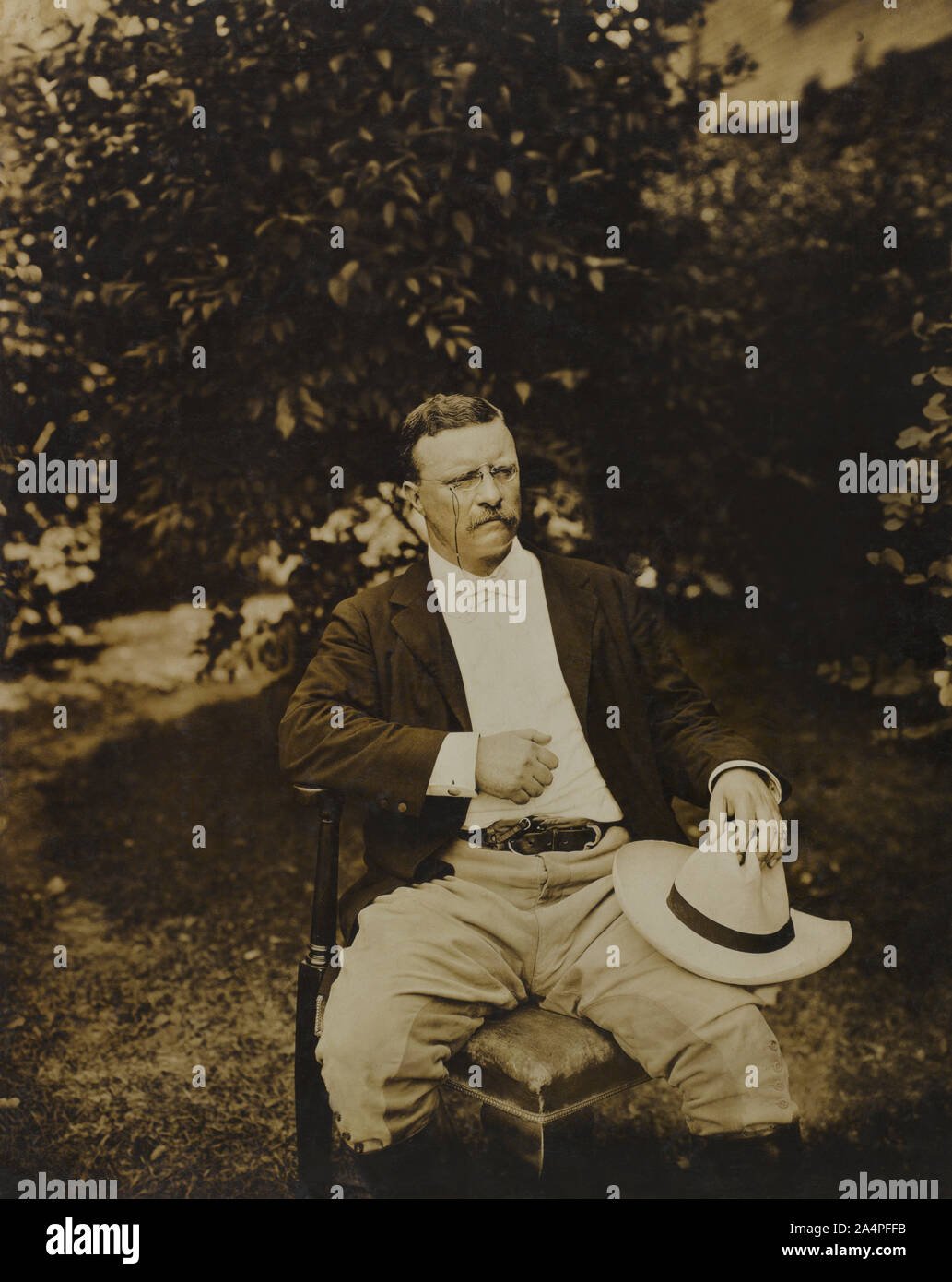 Theodore Roosevelt (1858-1919), 26º Presidente de los Estados Unidos, 1901-09 Tres cuartos de longitud sentado vertical exterior, julio de 1903 Foto de stock