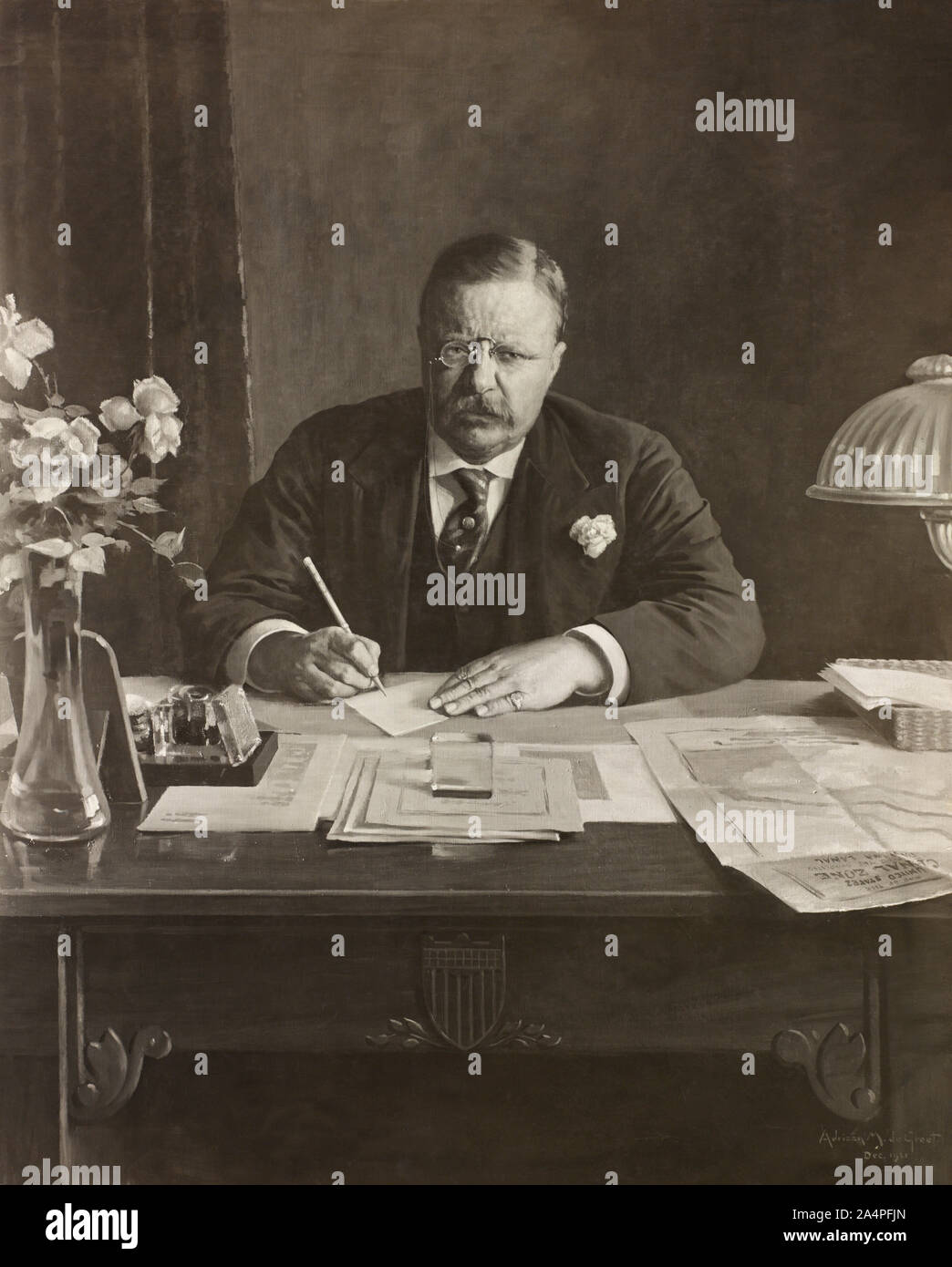 El Presidente de los Estados Unidos Theodore Roosevelt, Half-Length sentado en un escritorio vertical con la Zona del Canal de Panamá el documento en su escritorio, 1921 Pintura de Adriaan M. De Groot a partir de una fotografía Foto de stock