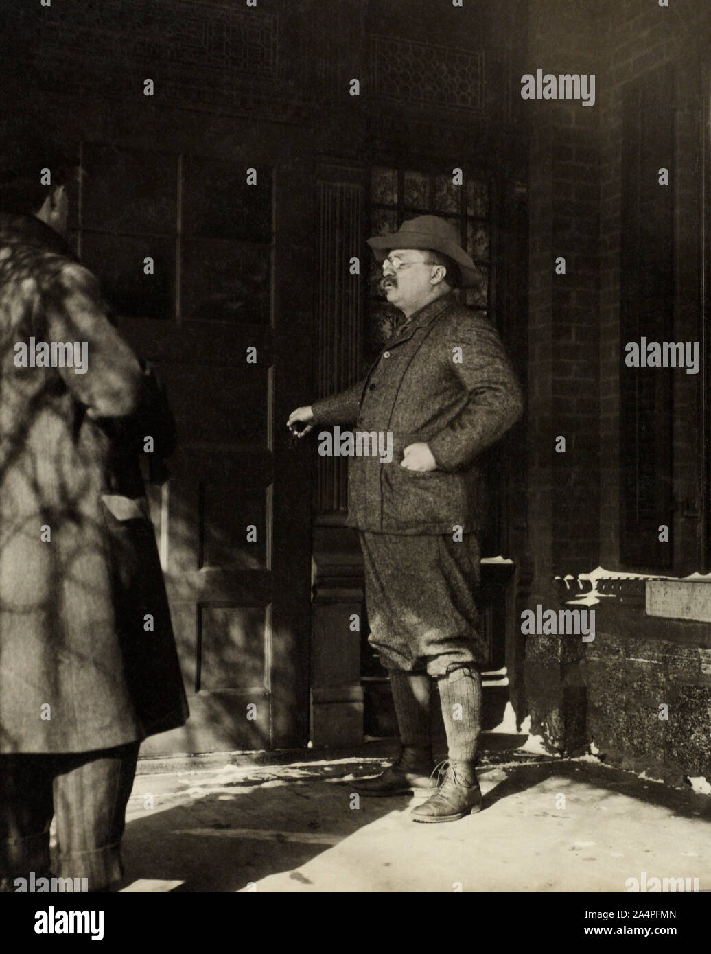 Ex-presidente Theodore Roosevelt, Full-Length retrato en su casa, Sagamore Hill, Oyster Bay, Nueva York, Estados Unidos, Fotografía por H. Doncourt, 16 de marzo de 1909 Foto de stock