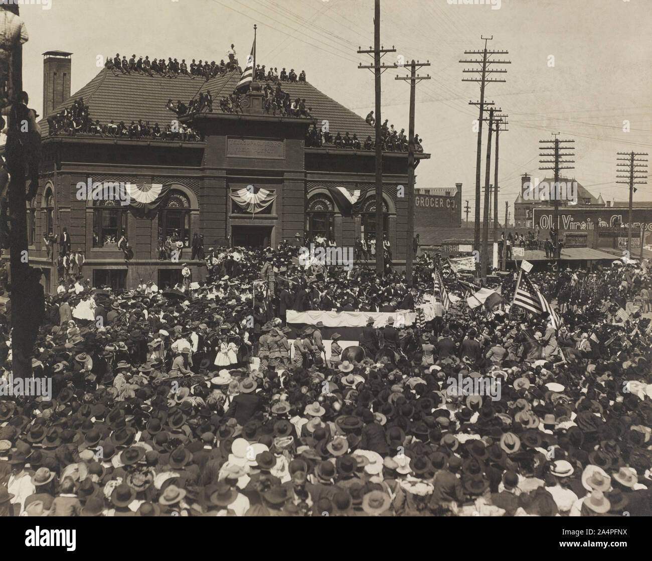 El Presidente de los Estados Unidos Theodore Roosevelt dando voz a la multitud en frente de Texas y Pacific Railroad Company Construcción, Fort Worth, Texas, Estados Unidos, Fotografía por Charles L. Swartz, abril de 1905 Foto de stock