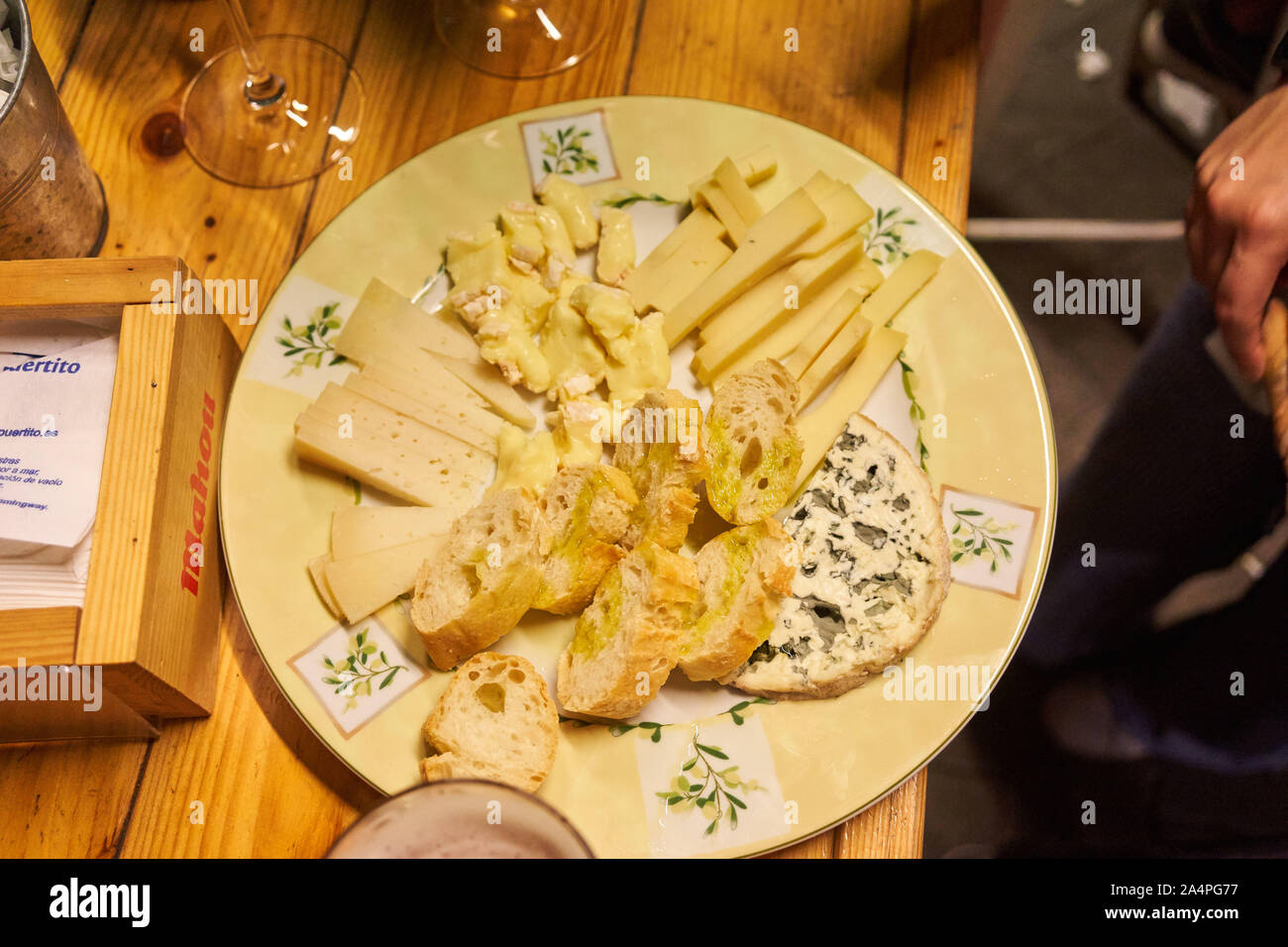 Una tabla de quesos de deli bar Magnum en la ciudad vasca de Bilbao en