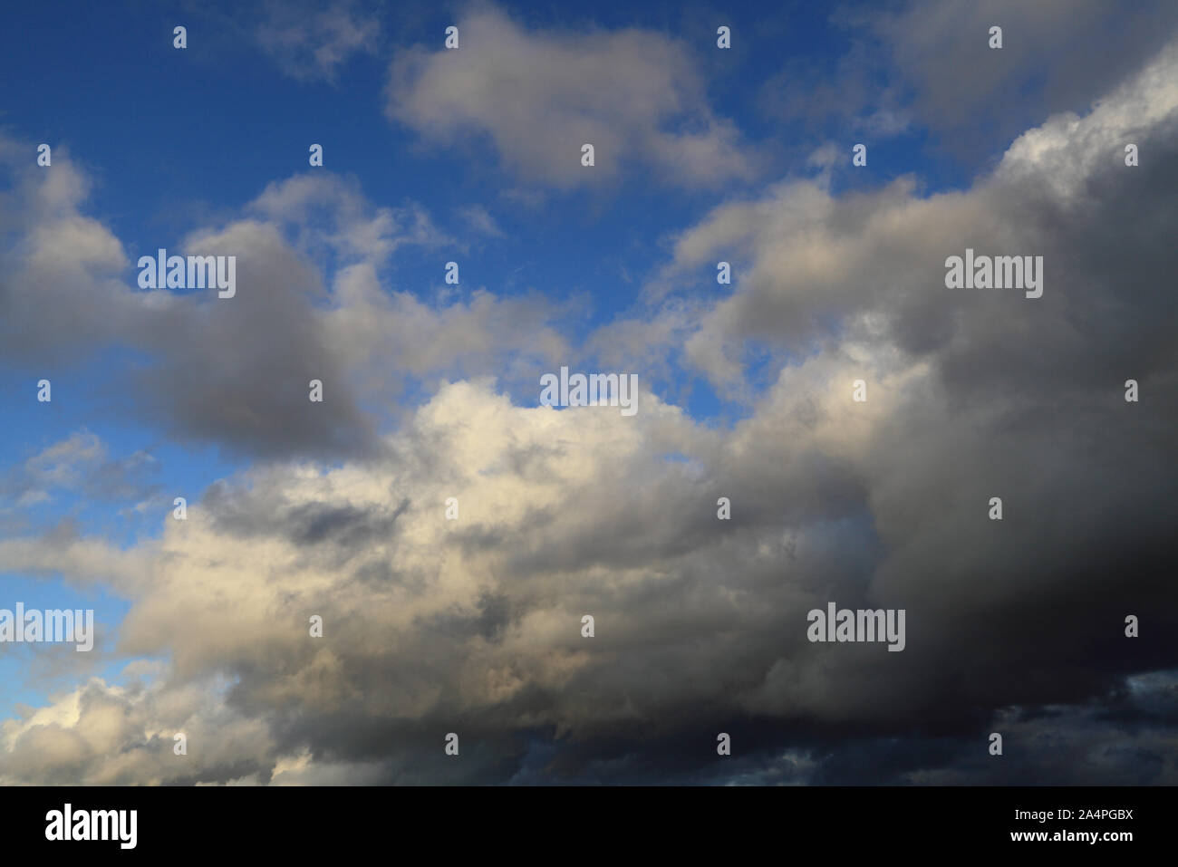 Cielo azul, blanco, gris oscuras nubes, nubes, meteorología Foto de stock