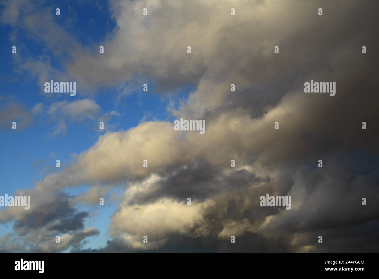 Cielo azul, blanco, gris oscuras nubes, nubes, meteorología Foto de stock
