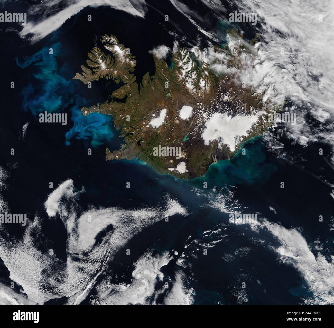Vista de satélite de Islandia, la proliferación del fitoplancton en el océano Atlántico, 6 de julio de 2019, por la NASA/Joshua Stevens/DPA Foto de stock