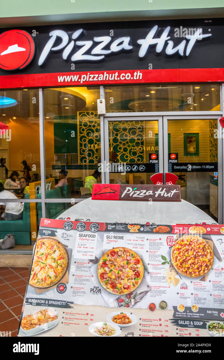 Patong, Phuket, Tailandia - El 17 de enero de 2019: el restaurante de Pizza Hut en Jung Ceylon shopping mall. El negocio es una cadena mundial. Foto de stock