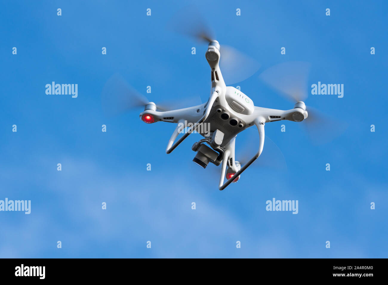 Drone profesional quad copter DJI Phantom 4 Pro con cámaras digitales de  vuelo en el cielo azul profundo, fotografías alrededor del mundo en tiempo  soleado. Kamchatka Pen Fotografía de stock - Alamy