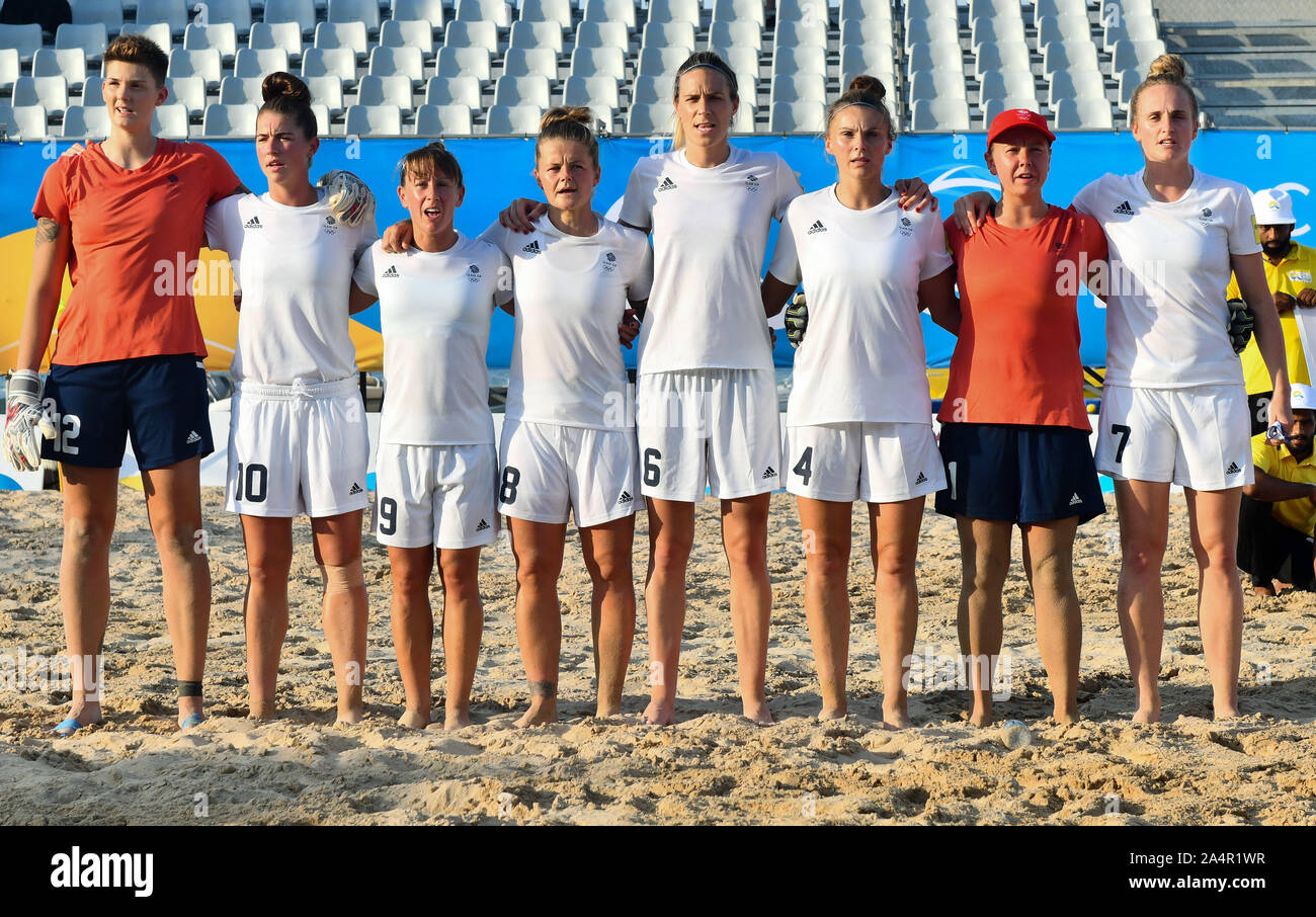 Doha, Qatar. 15 Oct, 2019. Equipo de Gran Bretaña posa para las fotos antes de la playa de la mujer en la 1ª semifinal del fútbol mundial ACNO Juegos de Playa en Doha, capital de Qatar, el 15 de octubre de 2019. Crédito: Nikku/Xinhua/Alamy Live News Foto de stock