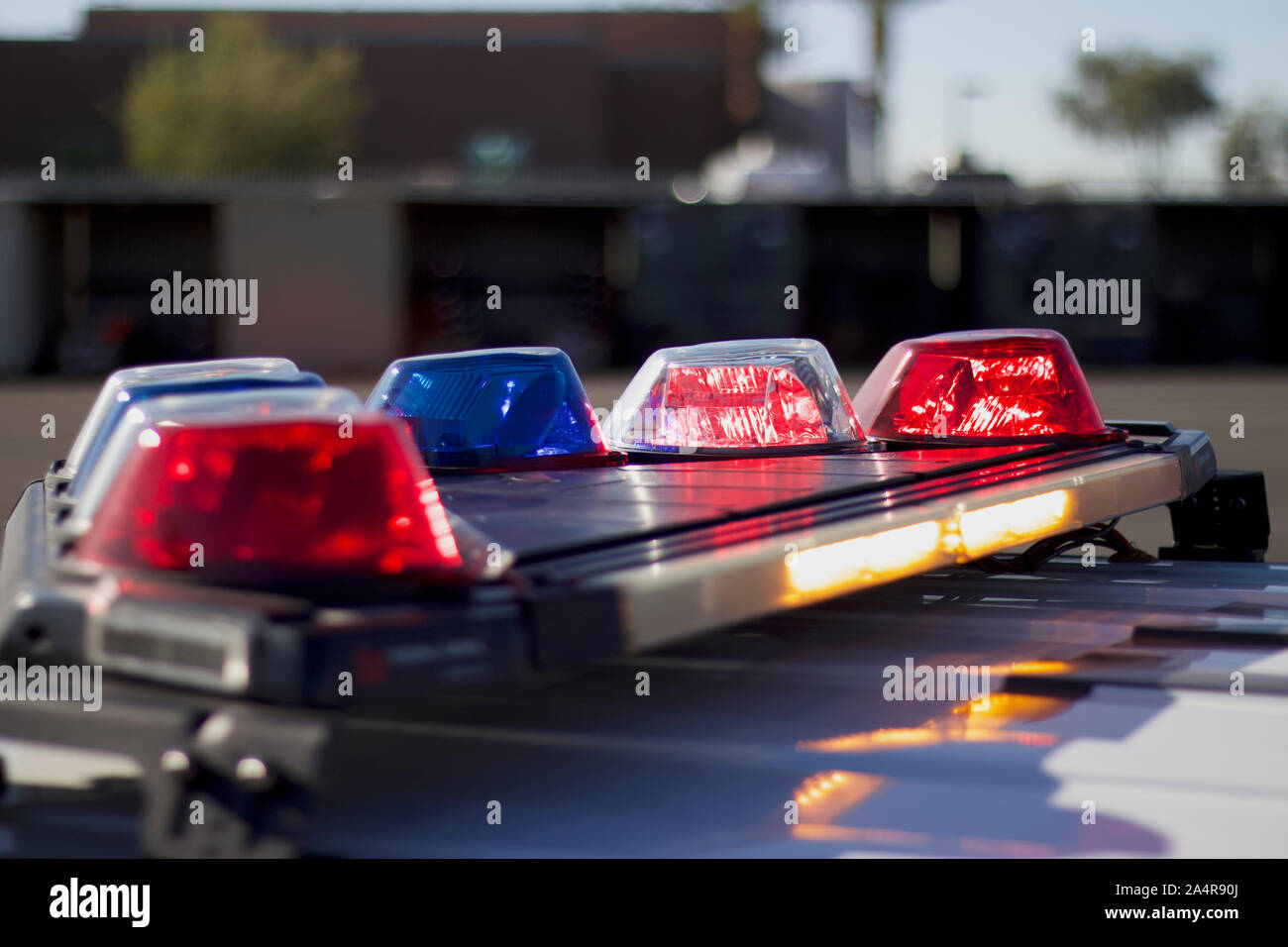 Imagen de una barra de luces de policía roja y azul con luces de control de  tráfico ámbar, luces de emergencia para vehículos Fotografía de stock -  Alamy
